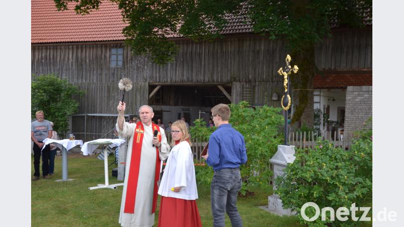 Straßen- und Marterlsegnung in Pfaffenrieth durch Pfarrer Josef Most. gi