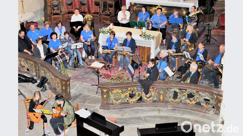 In großer Besetzung nimmt die Bläsergruppe "Atemnot" die Einladung zur Mitwirkung am Abendkonzert in der Dekanalkirche von Bor/Haid gerne an. fjo