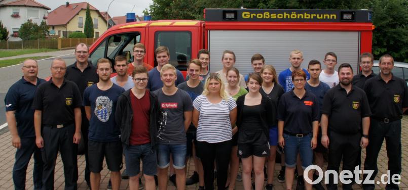 Aktive der Feuerwehren Großschönbrunn und Seugast haben nun den Funkführerschein in der Tasche. Ihnen gratulieren (von links) Kommandant Dieter Graf, Kreisbrandinspektor Christoph Strobl, Kreisbrandmeister Roland Kohlbeck als Ausbildungsleiter sowie (von rechts) Robert Amann, Matthias Wirth und Martin Willner. Dieter graf