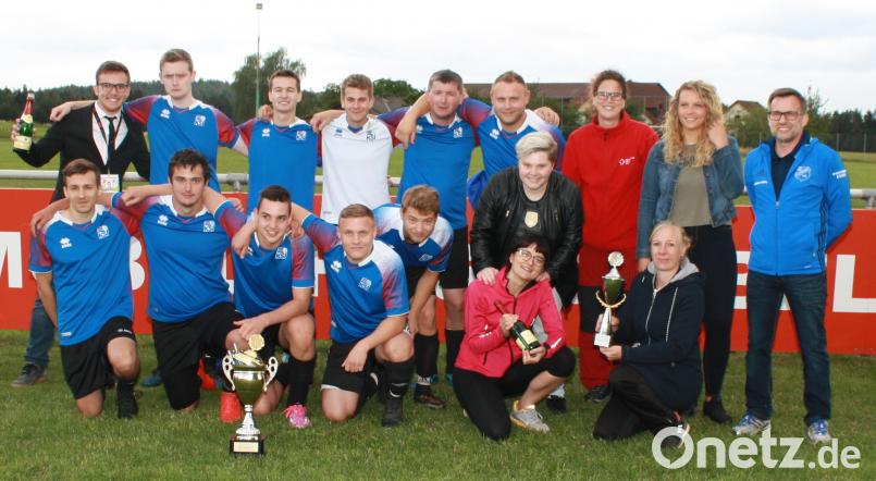Sieger der Herren das „Long Island Iceteam“ und bei den Damen das BRK-Team Plößberg, ganz rechts 1. Vorsitzender des Sportvereins Schönkirch Toni Härtl lk