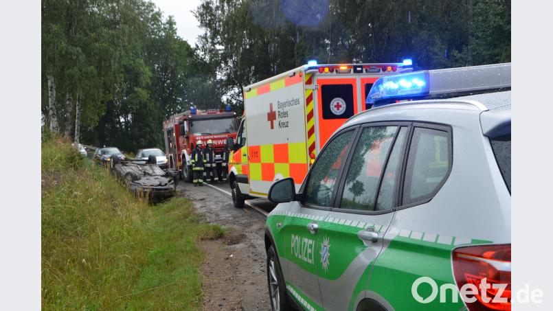 Auf regennasser Fahrbahn gerät ein Peugeot ins Schleudern und touchiert einen entgegenkommenden Audi, der im Straßengraben auf dem Dach landet. Dobmayer