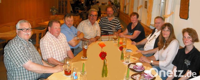 Ausführlich berichtet Vorsitzender Karl-Heinz Lehner (an der Stirnseite des Tisches) von den Aktivitäten des Wandervereins. Schriftführer und Kassier Anton Heindl (links daneben) legt dessen Finanzen offen. jzk