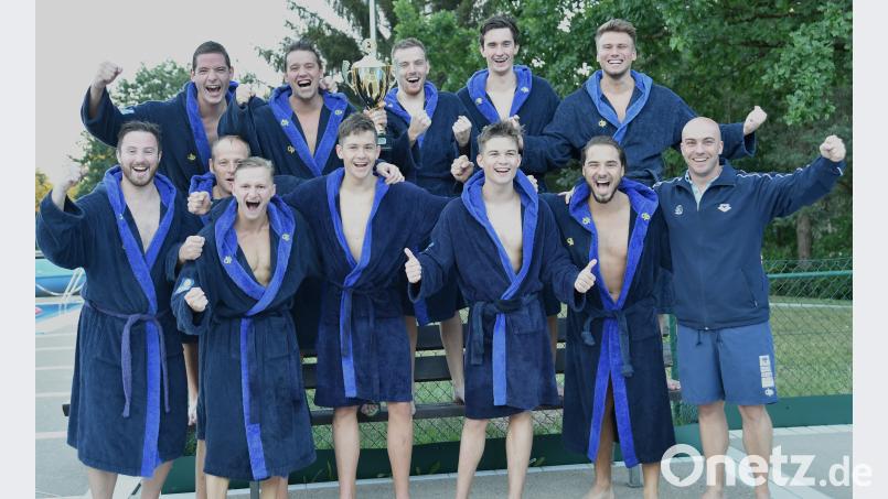 Die Wasserballer freuen sich über den Gewinn des süddeutschen Pokals. Wie bereits 2017 holten sie sich das Double aus Meisterschaft und Pokal-Triumph. Alfred Schwarzmeier [AF] (alfred.schwarzmeier@oberpfalzmedien.de)
