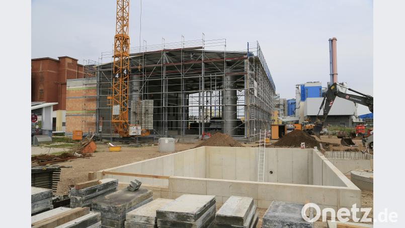 Der Bau der Klärschlammtrocknungsanlage des ZTKS hinkt witterungsbedingt etwa drei Monate hinter dem Zeitplan her. Mitte kommenden Jahres soll die Anlage neben dem Müllkraftwerk (im Hintergrund)  in  Betrieb gehen. Hösamer