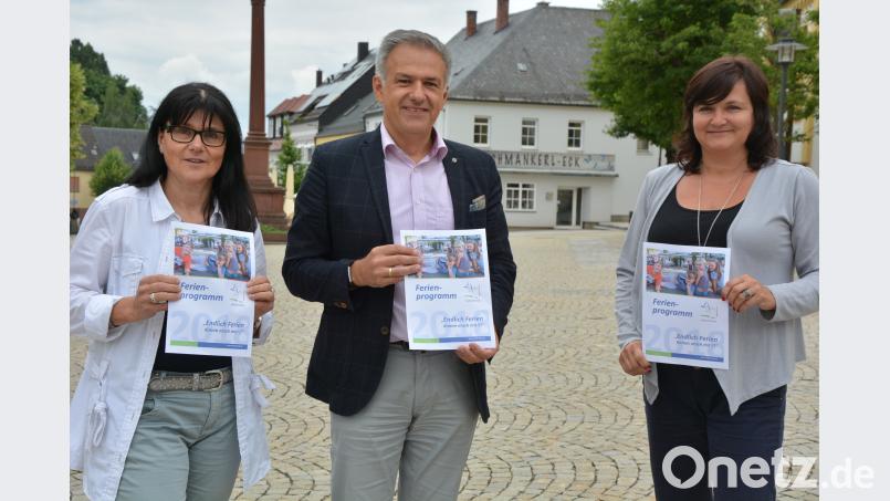 Das Ferienprogramm stellten Bürgermeister Roland Grillmeie, sowie Gabi Bleistein (links) und Martina Rüth vor. jr