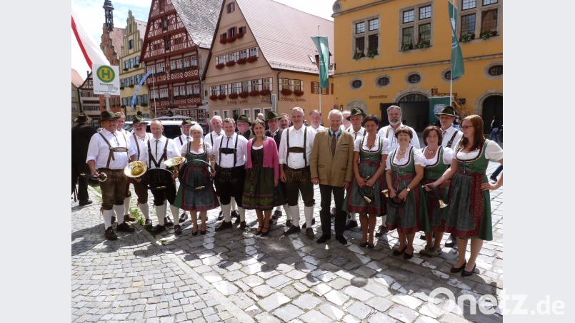Die Tirschenreuther Jagdhornbläser holen in Dinkelsbühl Gold. Dazu gratulieren auch BJV-Präsident Professor Jürgen Vocke und Jagdkönigin Lisa Müller (vordere Reihe, neben Hornmeister Peter Hamm, Mitte). exb