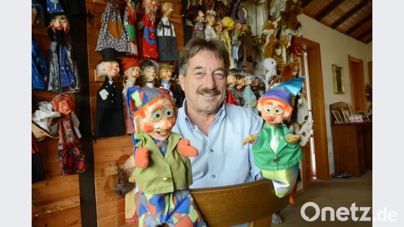 Hermann Papacek in seinem Reich: Das Studio seines Edeldorfer Hauses beherbergt über 70 Figuren für sein Kasperltheater. Gabi Schönberger