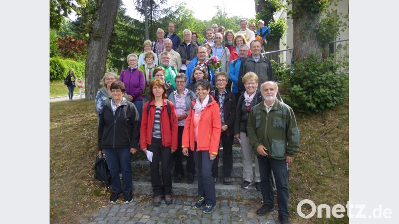 Die Pressather Fußwallfahrer auf der Treppe vor der Klosterkirche St. Felix in Neustadt/WN. Pater Stanilsaus Sliwsinski (hinten, rechts) heißt die Pilger willkommen. is