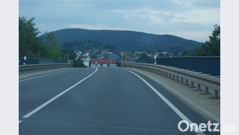 Für ihre Bemühungen zur Mitnutzung der Brücke über die Autobahn zum Bau des neuen Geh- und Radwegs nach Pfrentsch, dankte Bürgermeisterin Margit Kirzinger Landtagsabgeordneter Annette Karl bei der SPD-Jahreshauptversammlung. fjo