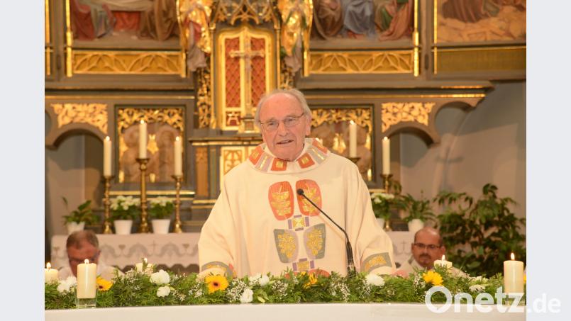 Pater Reinhold Schmitt dankt zum Schluss des Festgottesdiensts für die vielen Glückwünsche. bey