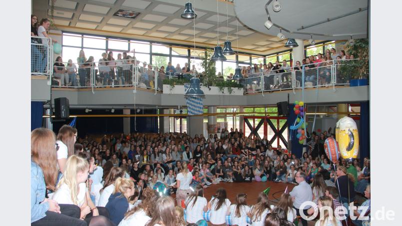 Volles Haus: Die „Ellys“ versammeln sich in der Aula, um mit den Abiturientinnen bei Lehrer-Wettbewerben und Party-Musik zu feiern. Detlef Bartonek