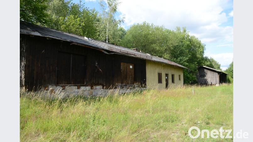 Die Beschreibung „maroder Zustand der Gebäude“ trifft voll zu, wie der Interessent bei einer Besichtigung des Objektes feststellen wird. bey