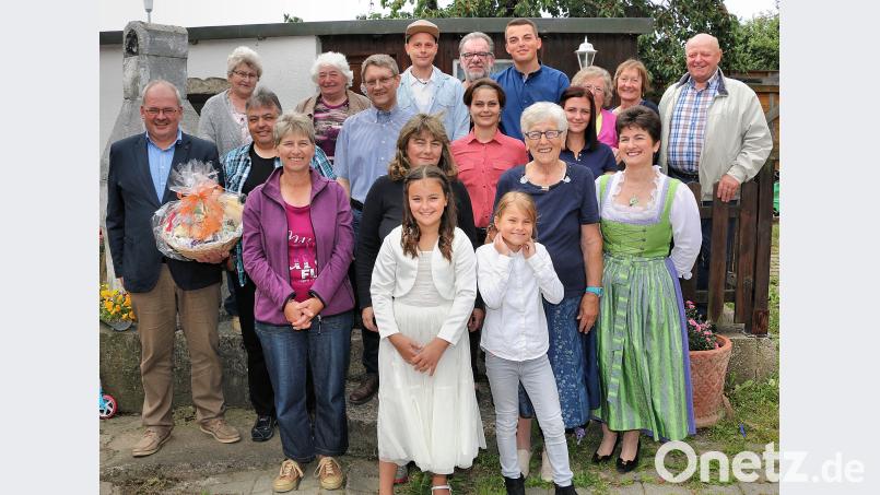 Rüstig und fidel feiert  Rosa Hofmann (zweite Reihe, Zweite von rechts) ihren 80.  Geburtstag. Neben ihren Töchtern (zweite  Reihe von rechts)  Maria Engelbrecht, Gabriele Fleischmann und Irmgard Heldmann mit Familien  überbrachten Bürgermeister Gottfried Härtl (links) und zahlreiche Vereinsabordnungen   die besten Glückwünsche. bsc