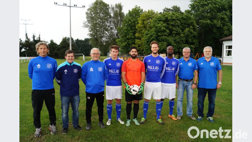 Bei der Vorstellung der Schirmitzer Neuen am Freitag (von links): Trainer Josef Dütsch, Spielertrainer Alex Herrmann (2. Mannschaft), Co-Trainer Peter Möhrle, Florian Krapf (DJK Irchenrieth), Mert Selvi (SV Anadoluspor Weiden), Benedikt Sehr (TuS WE Hirschau), Alexandre Mabi (SV Anadoluspor Weiden) sowie die beiden Abteilungsleiter Christian Schieder und Werner Marschalek. Beim Fototermin fehlte Neuzugang Rico Feiler (FC Roggentein). Bild: du Duhr, Norbert [DU] (NORBERT.DUHR@T-ONLINE.DE)