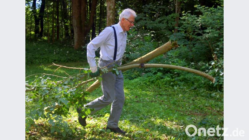 Pfarrer Georg Hartl packt mit an, wo immer er gebraucht wird. fjo