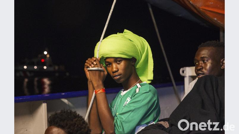 Gerettete Flüchtlinge warten an Bord der Dresdner Hilfsorganisation Mission Lifeline auf einen Hafen, den sie anlaufen dürfen. Bis dahin hat sich bisher kein Land bereit erklärt, dem Rettungsschiff einen Hafen zu öffnen. Bild: Felix Weiss/Mission Lifeline/dpa Felix Weiss/Mission Lifeline/dpa