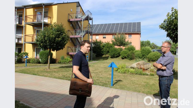 Thomas Gollwitzer (links) und Georg Keil erläuterten dem Bauausschuss die Vorteile einer Photovoltaikanlage auf dem Marienheim pko