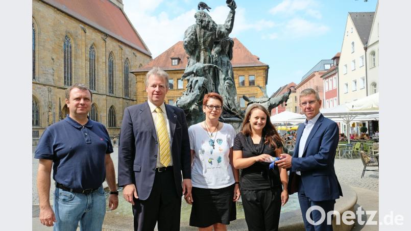 Sie wollen ihren Teil dazu beitragen, dass sich Flüchtlinge leichter und schneller integrieren (von links): Andreas Herrmann (Lions-Club Amberg), Hubert Sperber (Lions-Hilfswerk), Irina Huber (Caritas), Christina Gerl (Bildungskoordinatorin) und Robert Jung, derzeit noch Vizepräsident der Amberger Lions. Susanne Schwab/Stadt Amberg