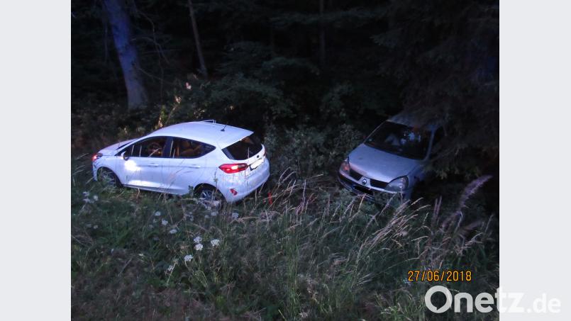 Das Ende eines missglückten Abschleppversuchs: Beide Autos landen im Graben, nur der Profi kann da noch helfen. Polizei/exb