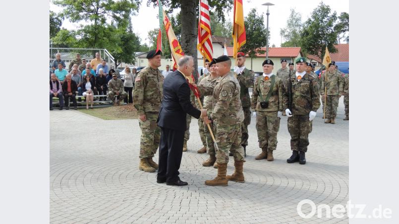 Feierlich wird dem neuen Garnisonskommandeur Oberst Adam J. Boyd (links) die Garnisonsfahne übergeben. Sein Vorgänger Oberstleutnant Gregory C. Scrivens (rechts) reicht die Fahne weiter an Michael D. Formica (Mitte). Bild: mor