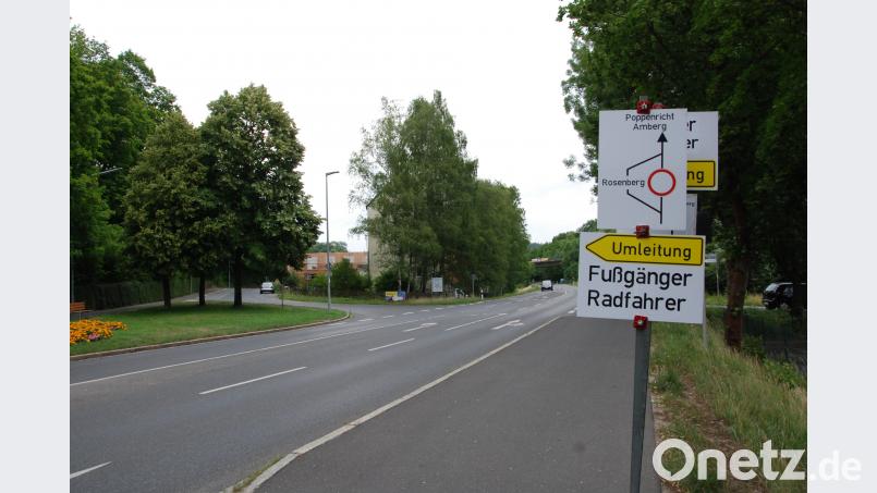 Beim Eislaufplatz verweisen  diese Schilder auf die Sperrung und die Umleitung, die durch Rosenberg am Radler-Rastplatz vorbeiführt. Bild: Royer