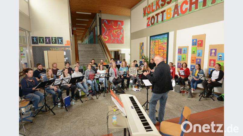 Karl Heinz Malzer, ehemaliger Bundeschorleiter und mit der Jugend noch immer eng verbunden, bereitet den Jugendchor des Fränkischen Sängerbundes für den Auftritt vor. bey