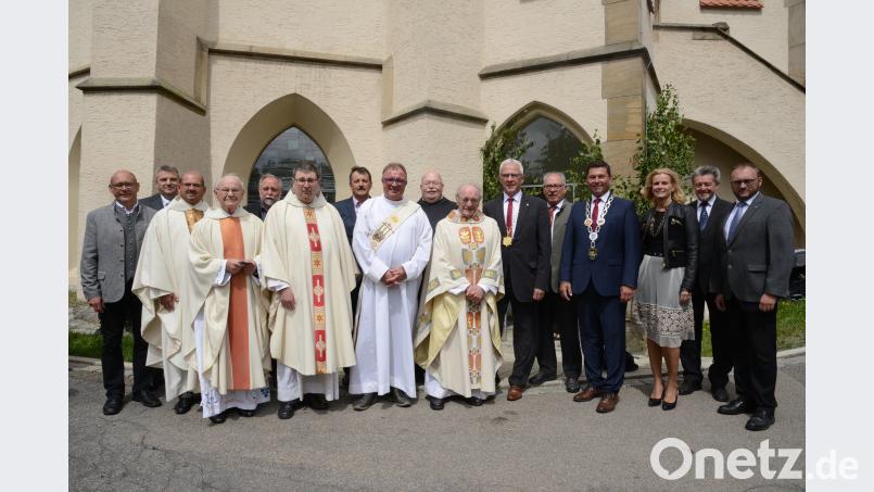 Pater Reinhold Schmitt (Mitte) feiert sein 50-jähriges Priesterjubiläum. Dazu gratulieren Pfarrgemeinderatssprecher Andreas Meier, Kirchenvorsteher Hans Helgert (von rechts), Stadtpfarrer Pater Hans Ring (Sechster von links), Diakon Manfred Griebel, Pfarreiengemeinschaft Haßfurt (Achter von links) sowie Markus Bauriedl, zweiter Bürgermeister Markt Waidhaus, Altbürgermeister Johann Walbrunn, zweite Bürgermeisterin Andrea Lang, Bürgermeister Rainer Rewitzer, Altbürgermeister Rudi Eck und Bürgermeister Günther Werner der Stadt Haßfurt (von rechts). bey