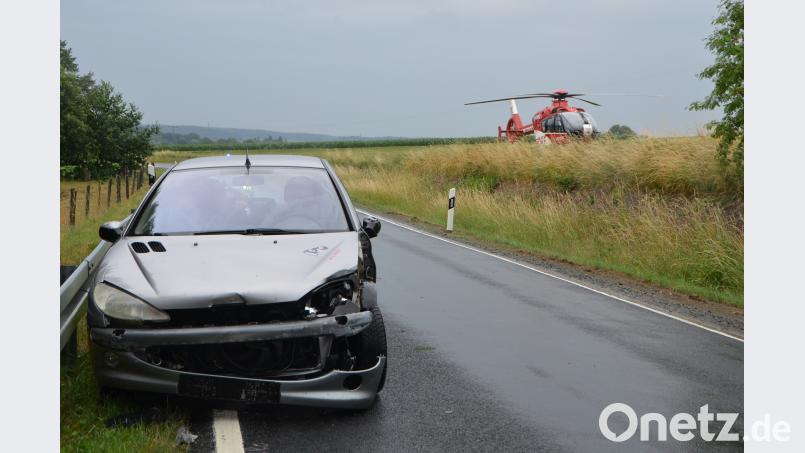 Dieser Peugeot geriet ins Schleudern. Im Hintergrund landete der Rettungshubschrauber. Dobmayer