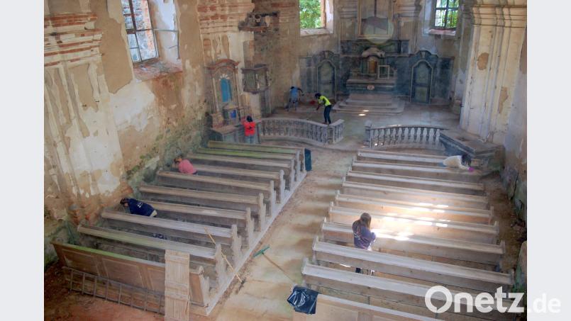 An allen Ecken und Enden wuseln und werkeln die freiwilligen Helfer, um das Kircheninnere von Neuzedlisch wieder auf Vordermann zu bringen. fjo