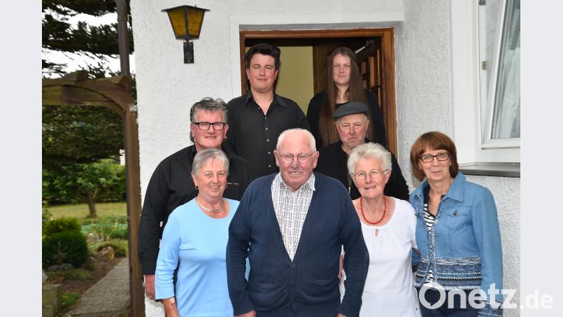 Sohn Stefan Dierl (links), Bürgermeisterin Margit Kirzinger und Ehefrau Rosemarie Dierl (von rechts) beglückwünschen Hans Dierl (vorne) zum 80. Geburtstag. fjo