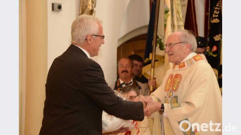 Die herzliche Beziehung zwischen Haßfurts Bürgermeister Günther Werner und Pater Reinhold Schmitt ist bei der Übergabe des Geschenkes zum Priesterjubiläum deutlich sichtbar. bey