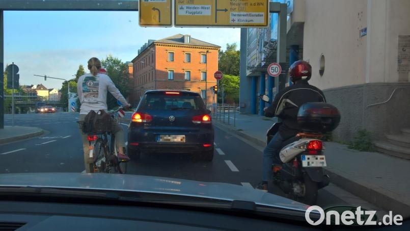 Ist die Verkehrsführung schuld, oder sind die Verkehrsteilnehmer uneinsichtig? In dieser auf dem Adolf-Kolping-Platz aufgenommenen Szene läuft jedenfalls einiges falsch. exb