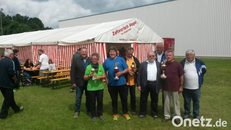 Bürgermeister der Stadt Selbitz, Stefan Busch (links), überreicht unter anderem an den Grafenwöhrer Wanderwart Alfons Dobmann (Dritter von links) den Pokal für den zweiten Platz. myd