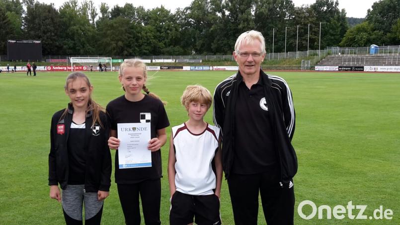 Trainer Alfred Kick  gratuliert Justin Steiner, Sophie Dobmeier und Lena Braunreuther zu ihren sportlichen Erfolgen (von rechts). jzk