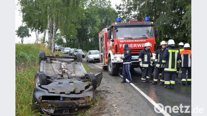 Auf regennasser Fahrbahn gerät ein Peugeot ins Schleudern und touchiert einen entgegenkommenden Audi, der im Straßengraben auf dem Dach landet. Dobmayer