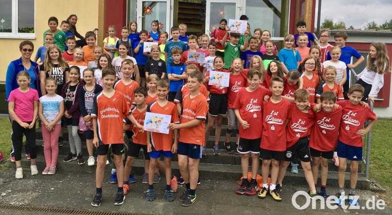Erschöpft aber glücklich sind die Kinder der Grundschulen Pressath, Eschenbach, Weiherhammer, Parkstein, Oberbibrach und Am Rauhen Kulm nach den Leichtathletikwettkampfen. Alle Teams erhalten Urkunden, für die beiden Siegermannschaften gibt es T-Shirts. Sporfachberaterin Ingrid Schmidt (li) lobt den Teamgeist der Kinder. myd