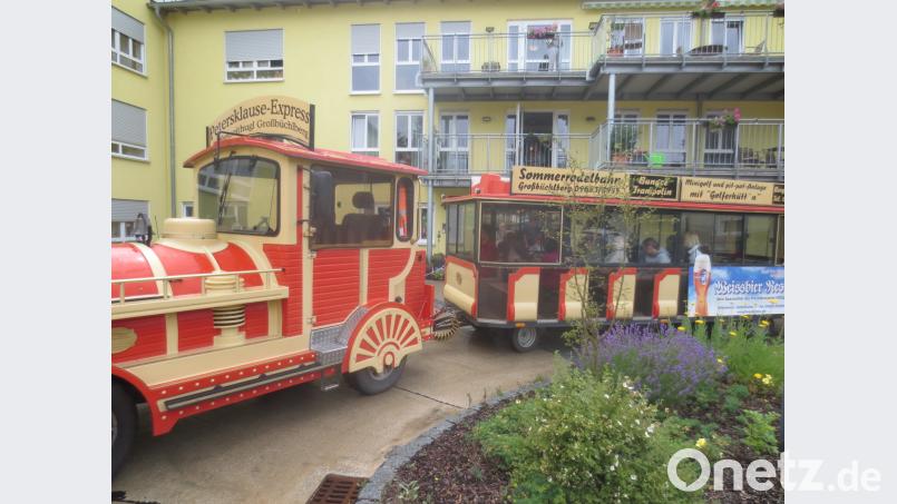 18 Bewohner des Hauses &quot;Steinwaldblick&quot; gingen mit der Bimmelbahn auf Tour. exb