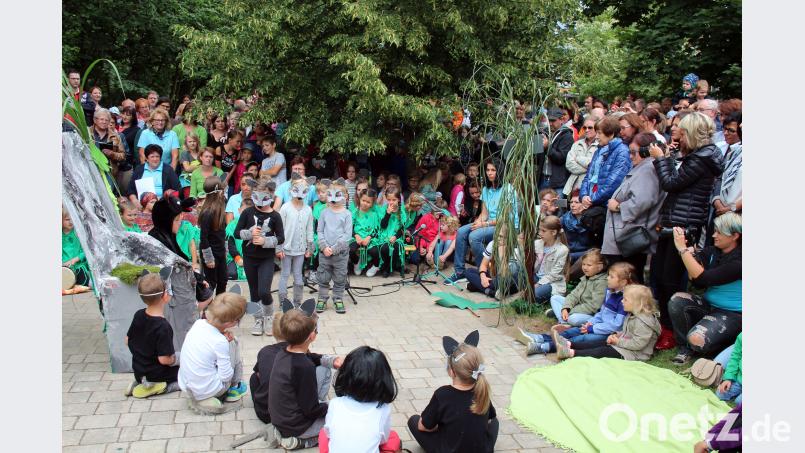 Den Eltern, Geschwistern und  Großeltern zeigen die Vorschulkinder ihre Version des &quot;Dschungelbuchs&quot;. stg