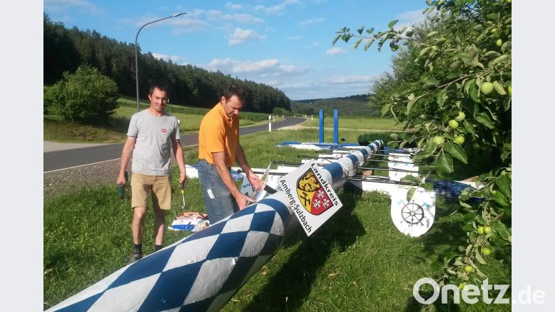 Christian Weiß und Thomas Gradl beim Anbringen der Zunftzeichen. Bald kann der neue Zunftbaum als Wahrzeichen Unterweißenbachs in Position gebracht werden. rha