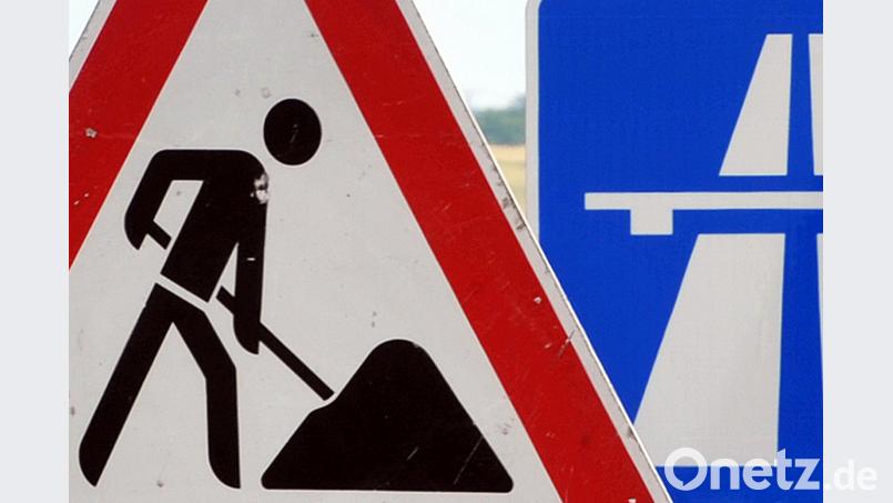 Ein Baustellenschild vor einem Autobahnschild. Martin Schutt/dpa