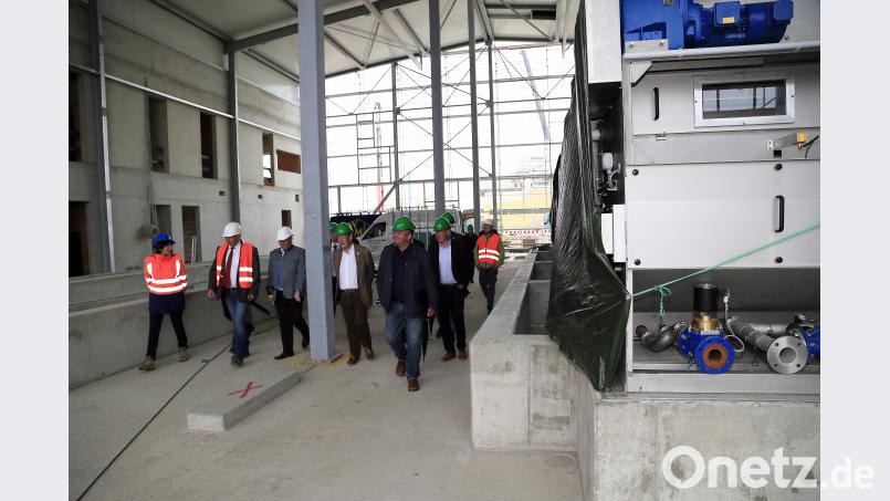 Ein Teil der Verbandsräte ließ sich durch die Baustelle führen. Rechts ist der erste Trockner zu erkennen. Hösamer
