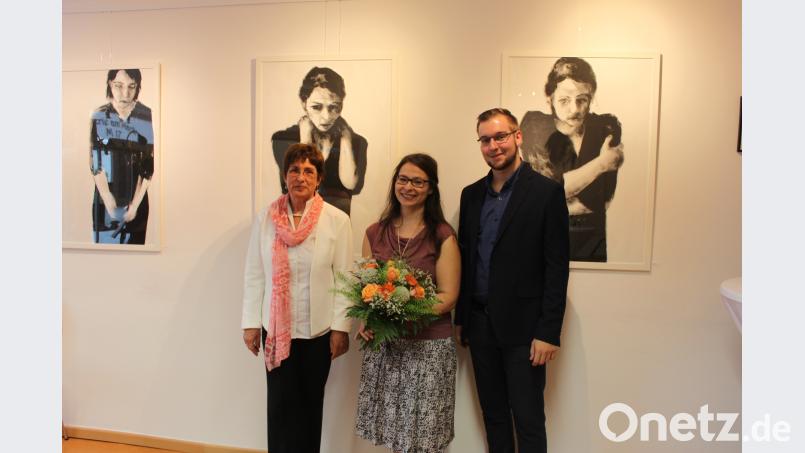 50 Werke stellt die Weidener Künstlerin Sandra Hosol (Mitte) derzeit in der Galerie am Markt M 17 in Schwandorf aus. Links Galleristin Rosemarie Janka, rechts Laudator Fabian Janka. Prem