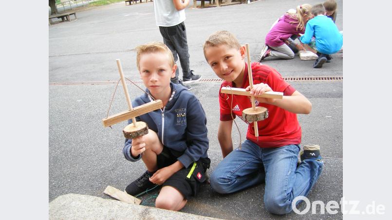 Zwei Schüler mit Steinzeitbohrer. exb