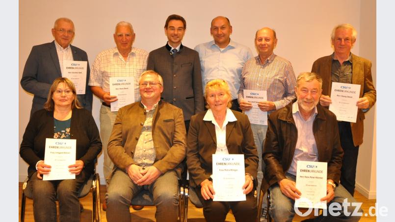 Die Tännesberger CSU ehrt treue Mitglieder. Vorne, von links: Irmgard Rötzer (20 Jahre), Vorsitzender Robert Eichhorn, Petra Klinger (10) sowie Hans-Peter Klünner (40). Hinten von links: Günther Balk (45), Hans Ebnet (40), Josef Seegerer (30) und Georg Ebnet (25). Stephan Oetzinger und Bürgermeister Max Völkl (hinten, Mitte) gratulieren. es