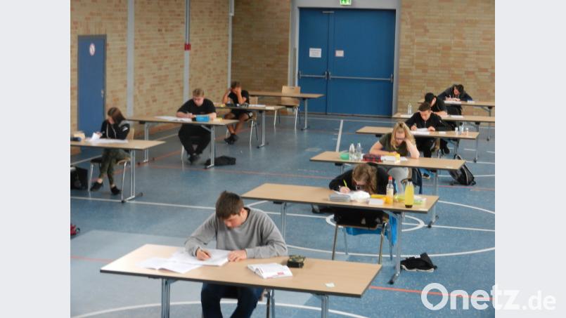 Die Schüler schreiben Prüfungen. nn