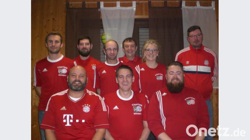 Der Festausschuss des FC-Bayern-Fanclubs Moosbach freut sich über viele Besucher bei der Feier des 30-jährigen Gründungsjubiläums. gi