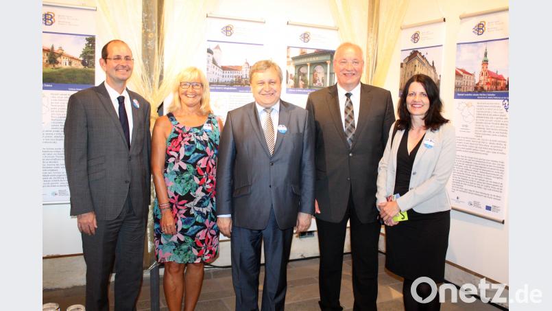 Sie eröffneten gemeinsam die Ausstellung "Barockschätze": Von links Botschafter Christoph Israng, Trägervereinsvorsitzende Irene Träxler, stellvertretender Hauptmann der Region Pilsen Vladislav Vilimec, Bezirkstagspräsident Franz Löffler und CeBB-Leiterin Veronika Hofinger. lg