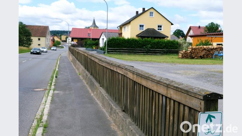 Das  unansehnliche Holzgeländer  auf der Betonmauer entlang der Staatsstraße in der Tremmersdorfer Ortsdurchfahrt  soll durch einen neuen Lattenzaun ersetzt werden. Die Kostenschätzung beträgt 66.000 Euro. Der Gemeinderat baut auf hohe Zuwendungen aus dem Fördertopf der Dorferneuerung.   Bild: do do