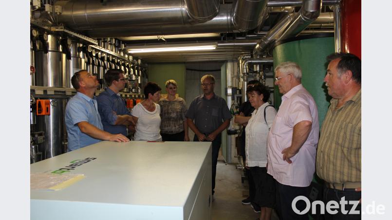 Die Räte informierten sich bei Georg Keil (Fünfter von links) über das neue Blockheizkraftwerk im Marienheim. pko