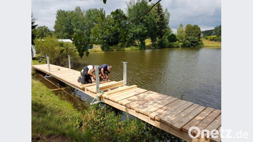 Die Zimmerleute sind eifrig bei der Arbeit und bringen die Lärchenholzbohlen an. Bald können die Wanderer und Radfahrer den Steg am Sperlweiher wieder benützen. gi
